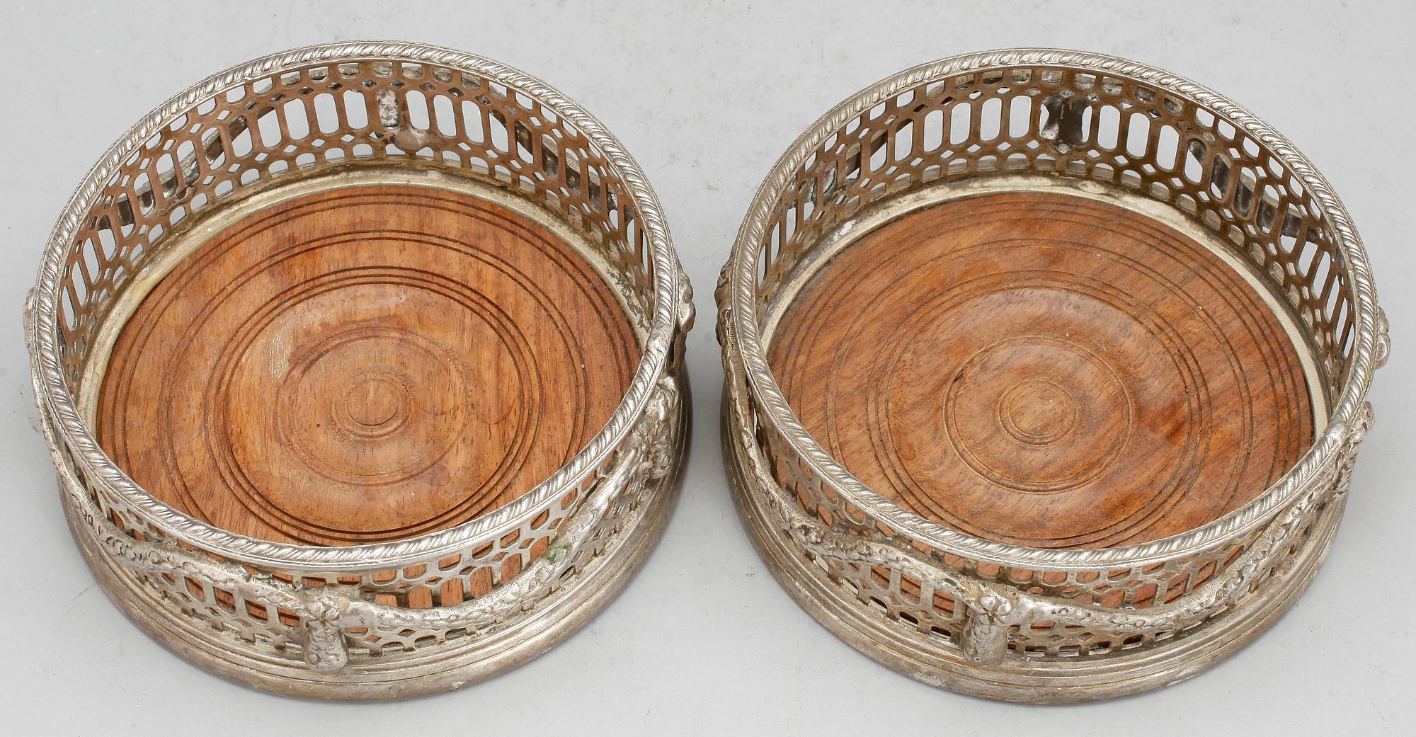 COASTERS, vitmetall, England, 1900-tal.