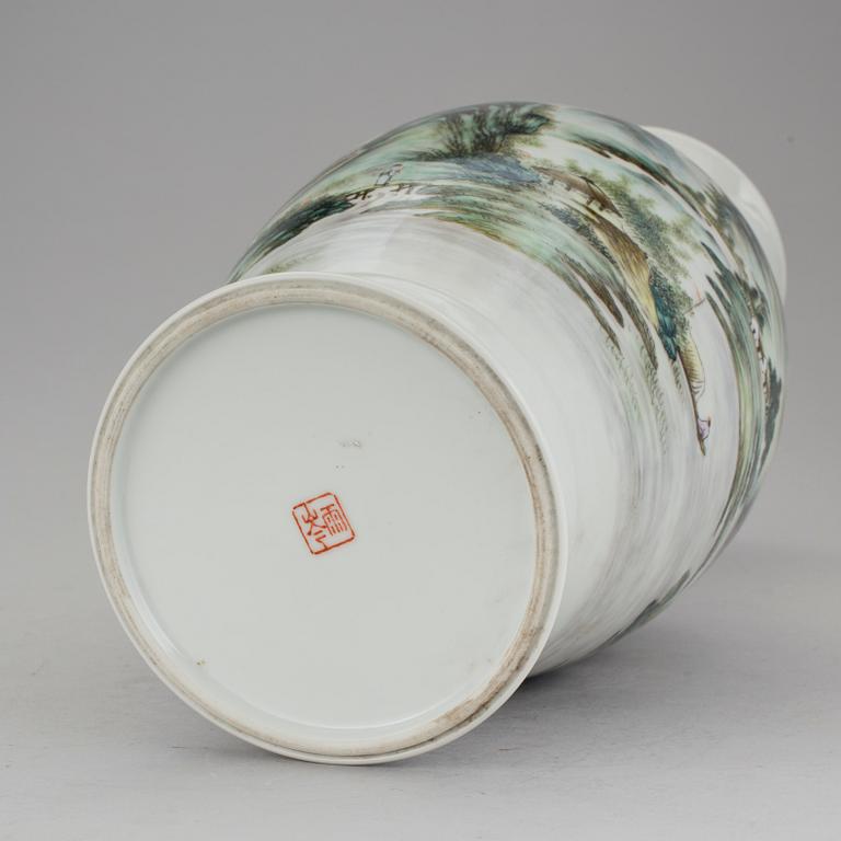 VAS, porslin,  Kina, 1900-talets mitt.