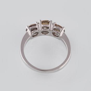 RING, 18K vitguld med 3 briljantslipade diamanter ca 2.41 ct. Vikt 4,7 gram.