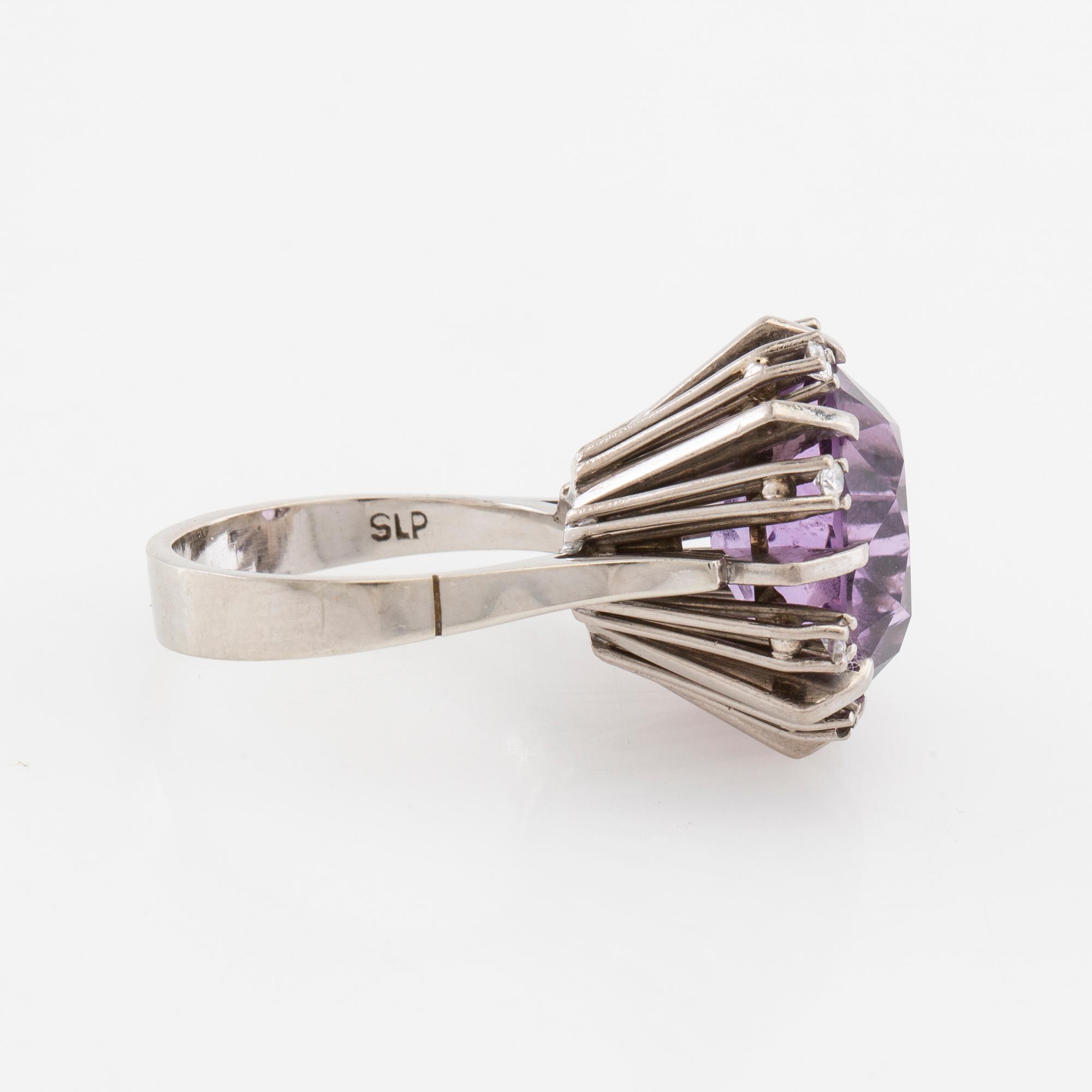 Ring/Cocktailring 14K vitguld med en ovalt fasetterad ametist och runda briljantslipade diamanter.