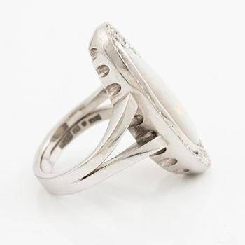 Ring, cocktailring, 18K vitguld med droppformad opal och krans med briljantslipade diamanter.