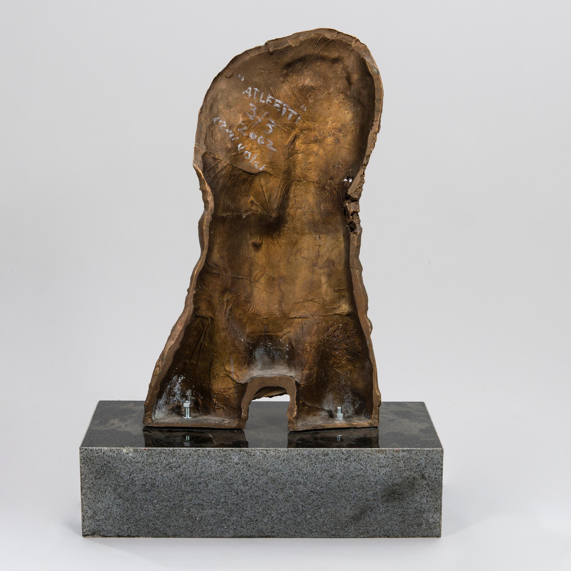 OLLI JOKI, veistos, pronssi, signeerattu j a päivätty 2002, numeroitu 3/3.