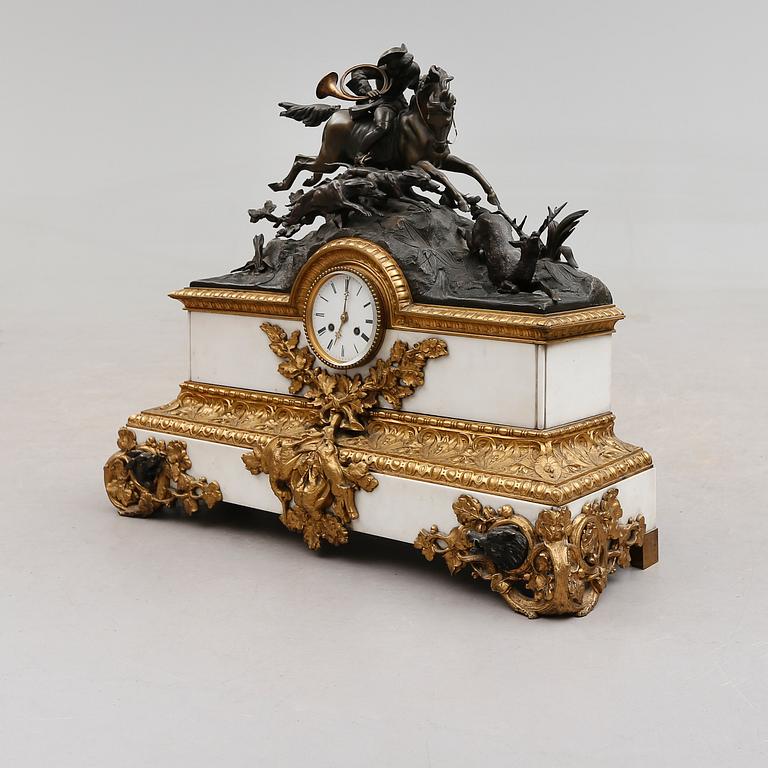 BORDSPENDYL, förgylld och patinerad metall och marmor, urverket märkt Japy Fréres, Paris, 1800-talets andra hälft.