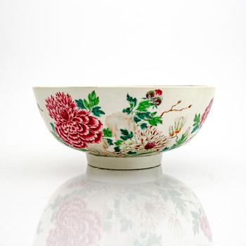 A bowl, company porcelain. Qing Dynasty, Qianlong (1736-95).