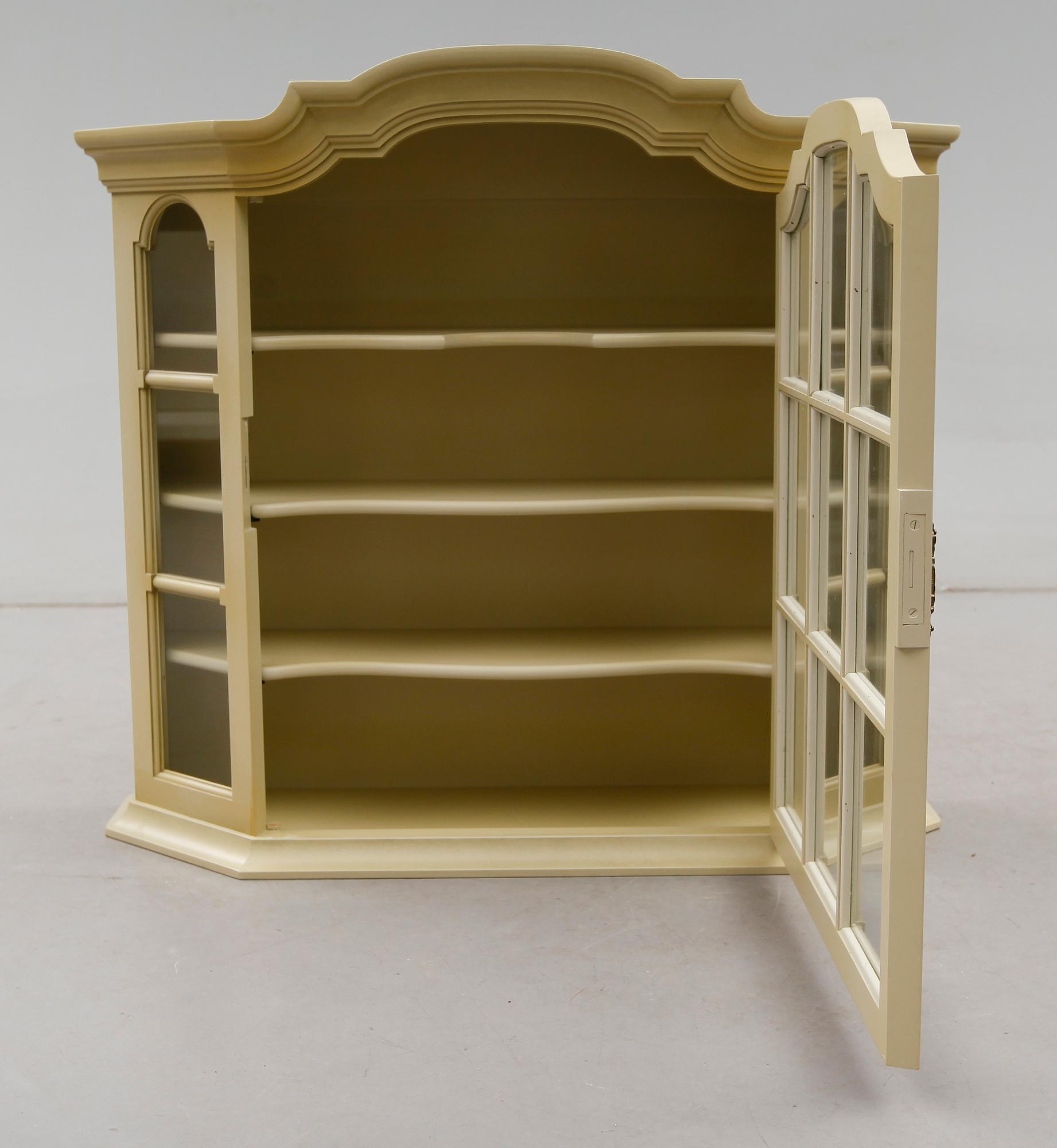 HÄNGVITRINSKÅP, Åmells, 1900-talets andra hälft.