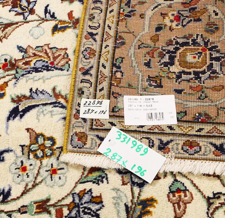 A Kashan carpet, a. 287 x 196 cm.