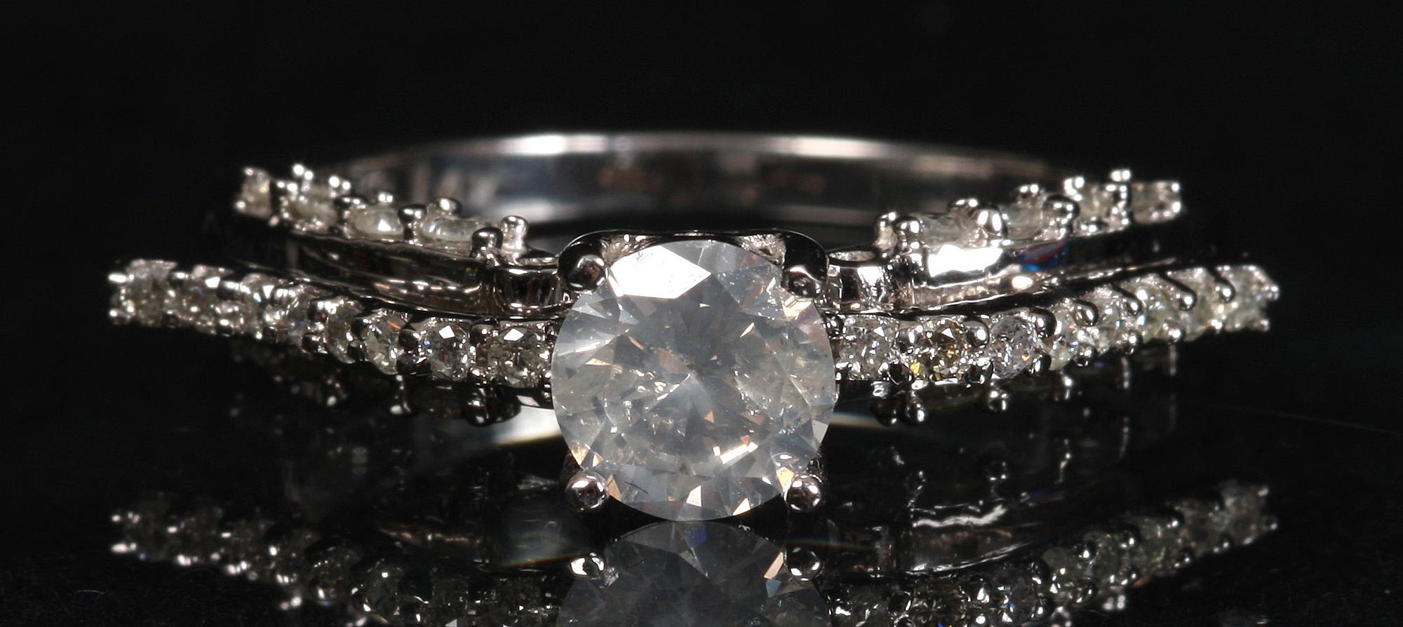RING, 14 K vitguld samt briljanter.