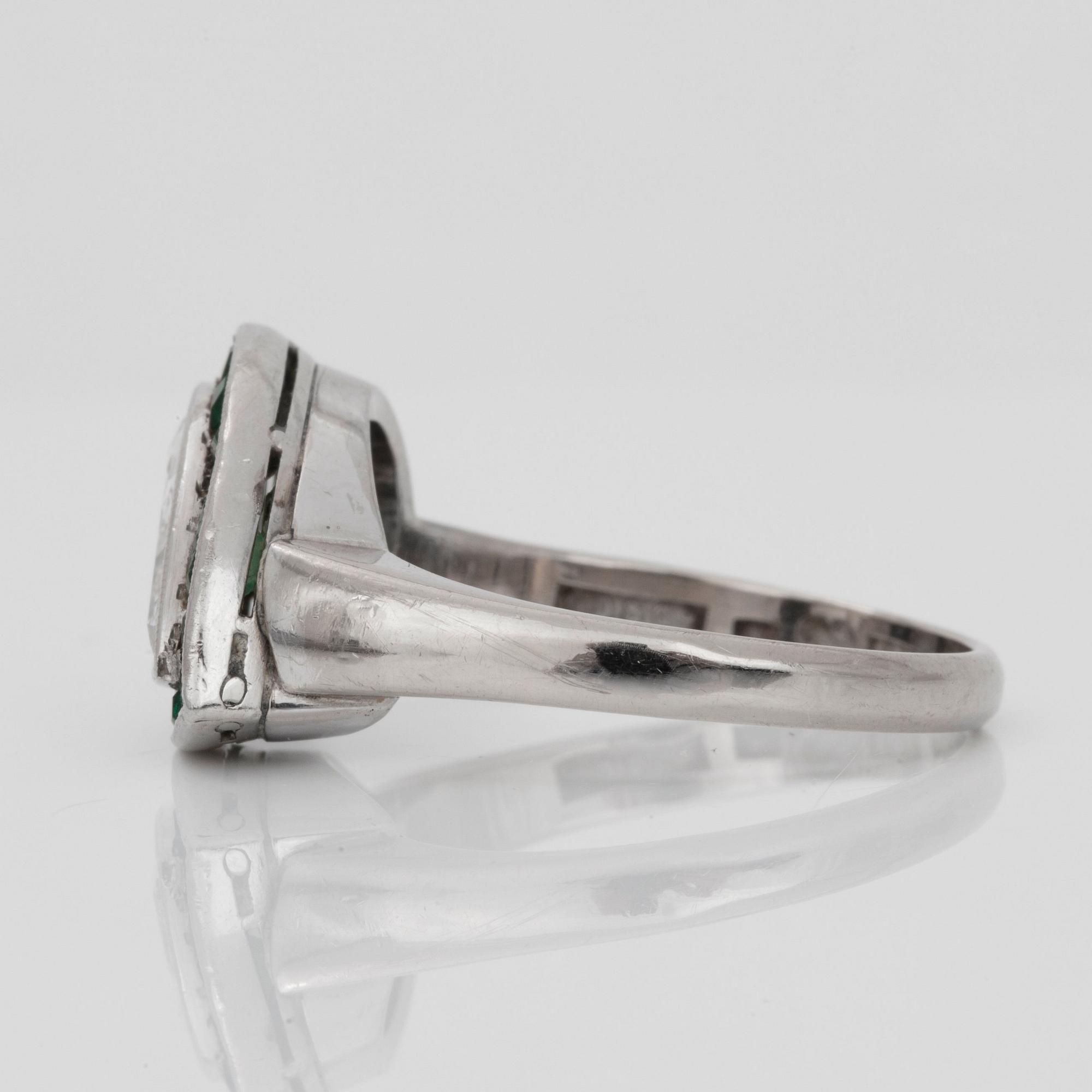 RING med gammal droppslipad diamant ca 3.00 ct samt en krans av carréslipade smaragder.