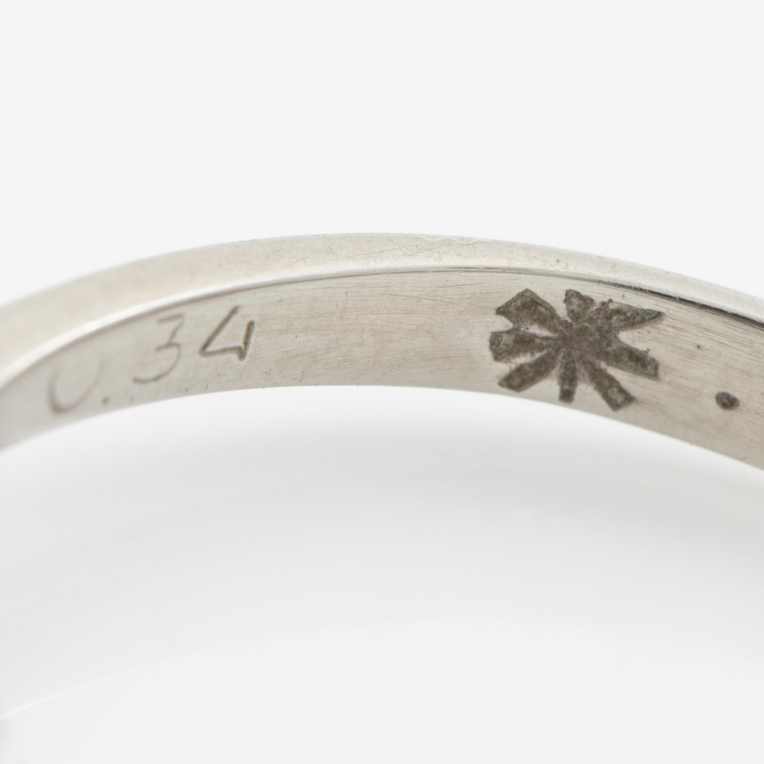 18K white gold ring with a brilliant-cut diamond.