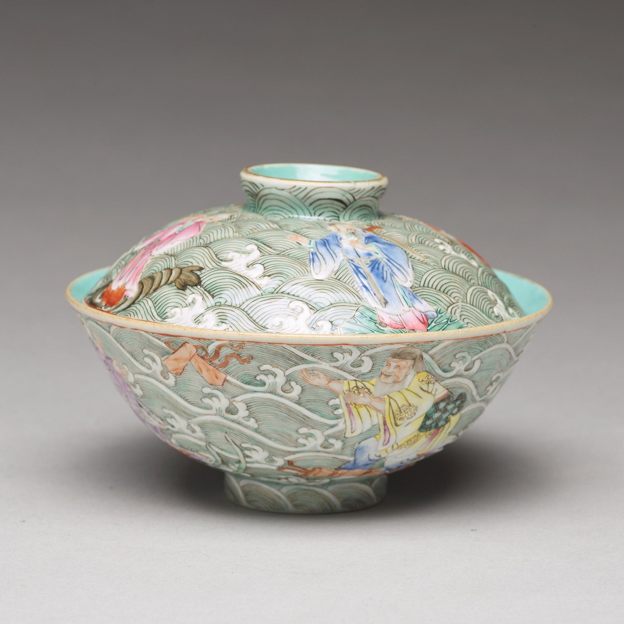 A famille rose enamelled cup with cover, Qing dynasty, 19th Century.