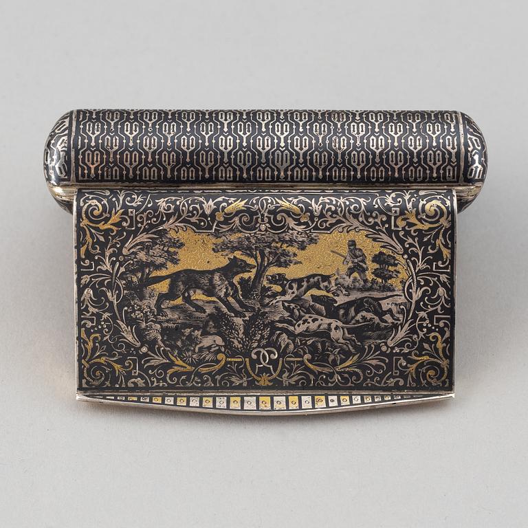 Dosa, silver med förgylld niellodekor, importstämplad, troligen Frankrike, 1800-talets mitt.