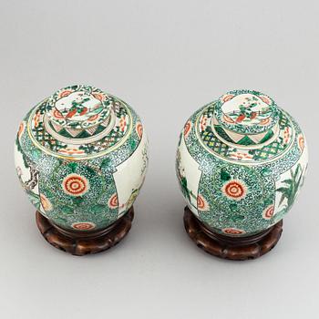 Bojaner med lock, ett par, porslin. Kina, 1900-tal.