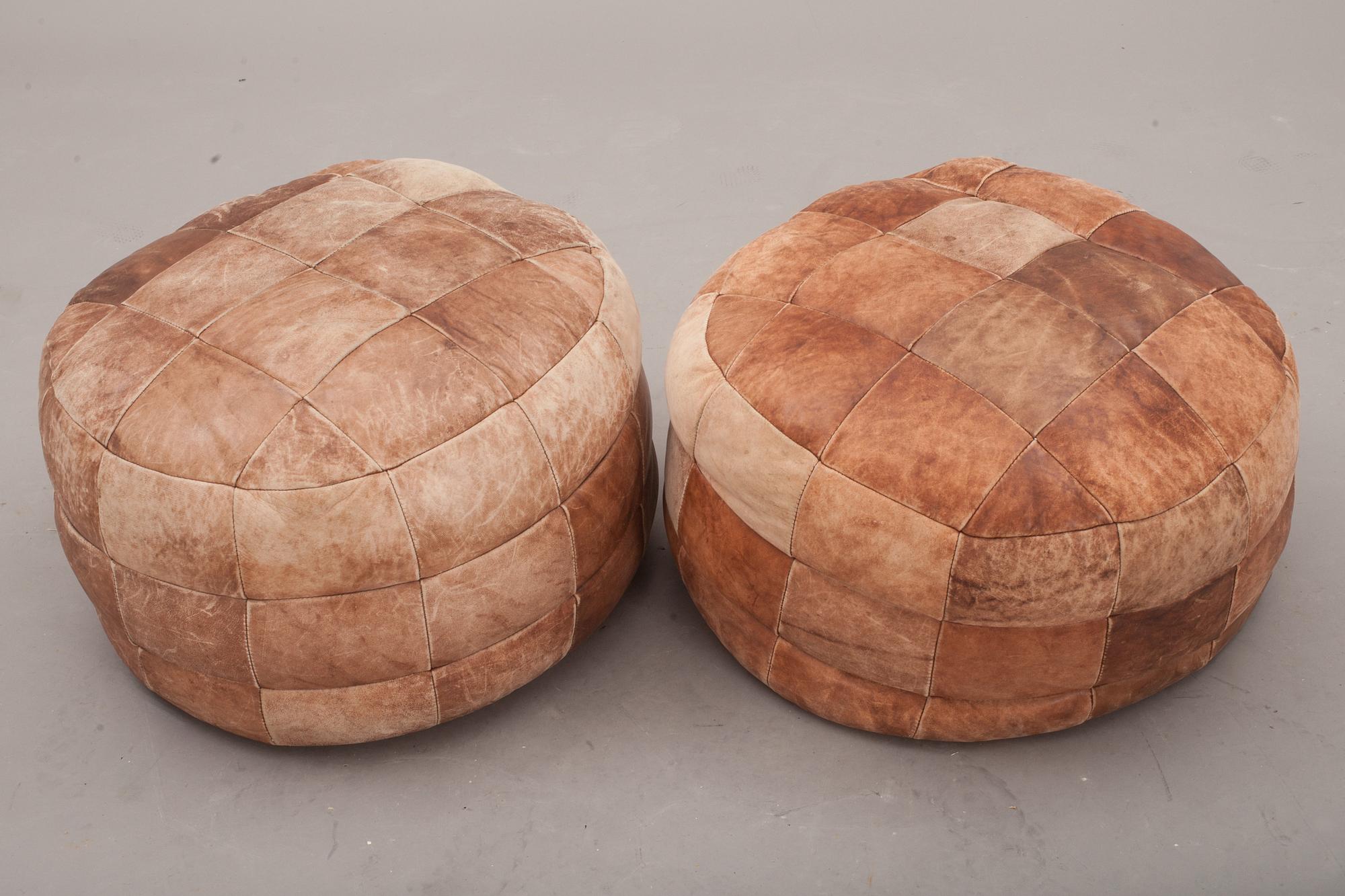 SITTPUFFAR, 2 st, 1900-talets andra hälft.