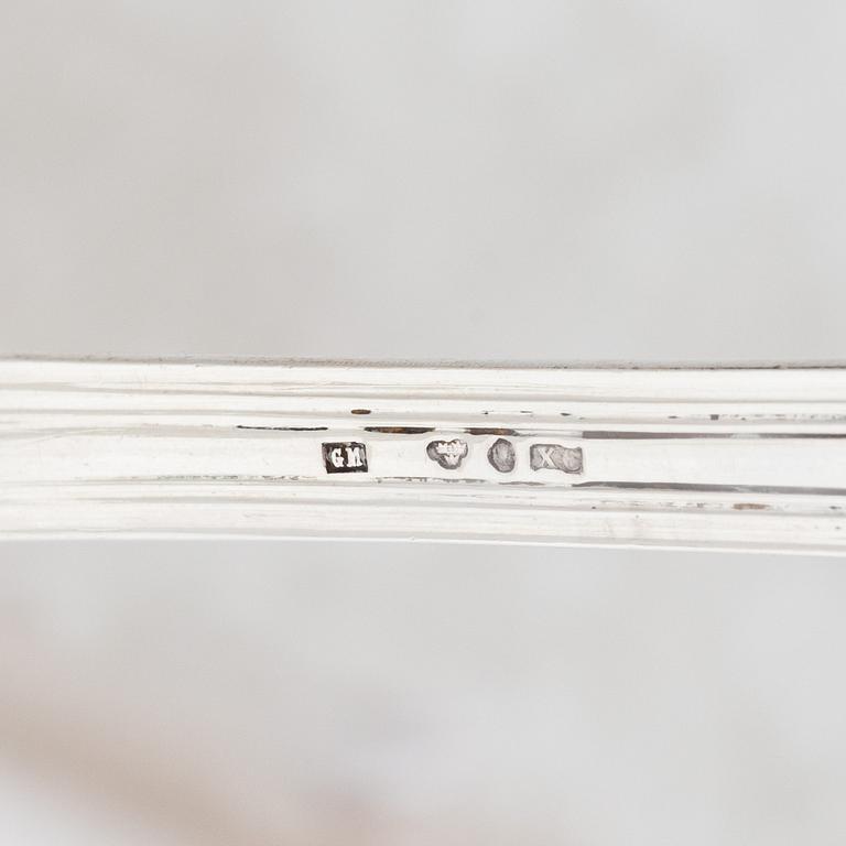 Uppläggningsbestick, ett par, silver, med adliga ätten von Kraemers vapen.