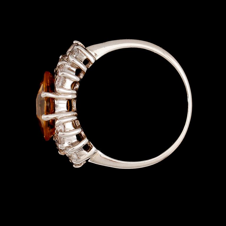 RING, sterlingsilver, citrin ca 4.00 ct, vita topaser tot ca 1.40 ct.