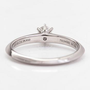 Tiffany & Co, ring, platina med en briljantslipad diamant 0.20 ct. Med certifikat.