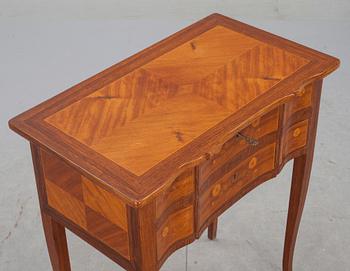 BYRÅ, gustaviansk stil. 1900-tal.