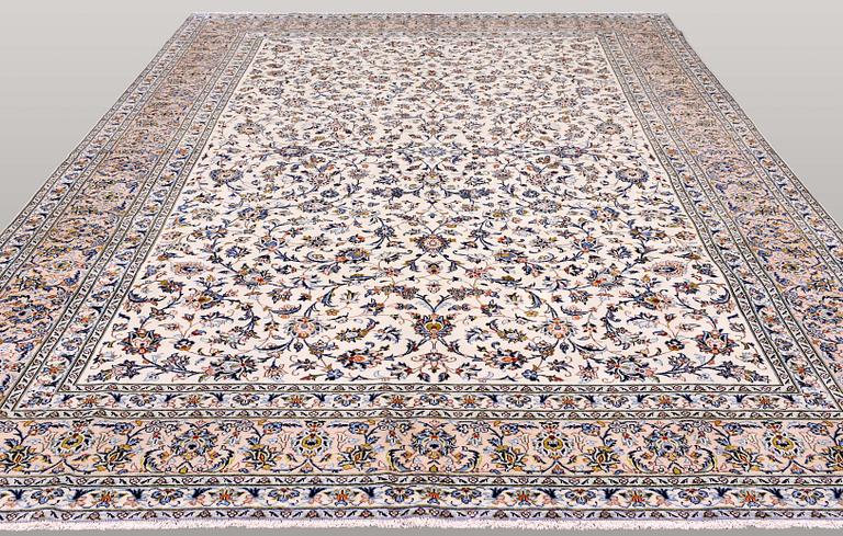 A carpet, Kashan, signed, ca 402 x 296 cm.