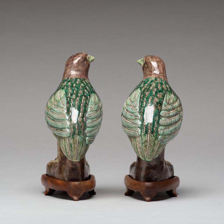 A pair of famille verte figures of quails, Qing dynasty, 19th Century.