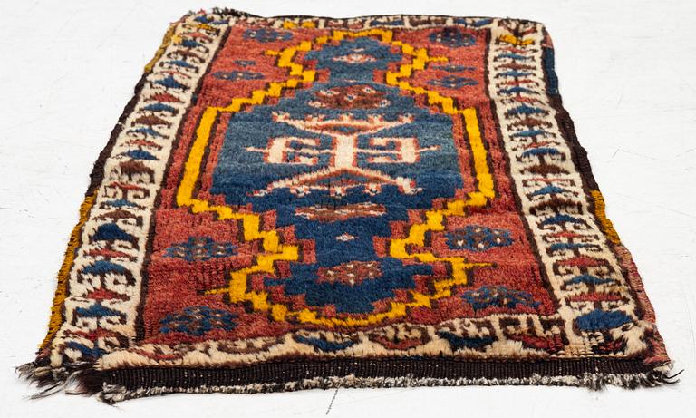 A saddlebag face, antique Maraş, Eastern Anatolia, approx. 83 x 49 cm.