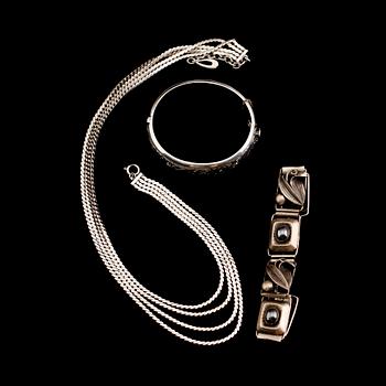 ARMBAND, 2 st samt COLLIER, silver, 1900-tal. Vikt ca 99 gram.