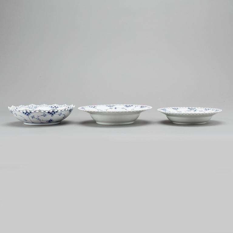 SERVISDELAR, 84 stycken, porslin, Musselmalet, Royal Copenhagen.