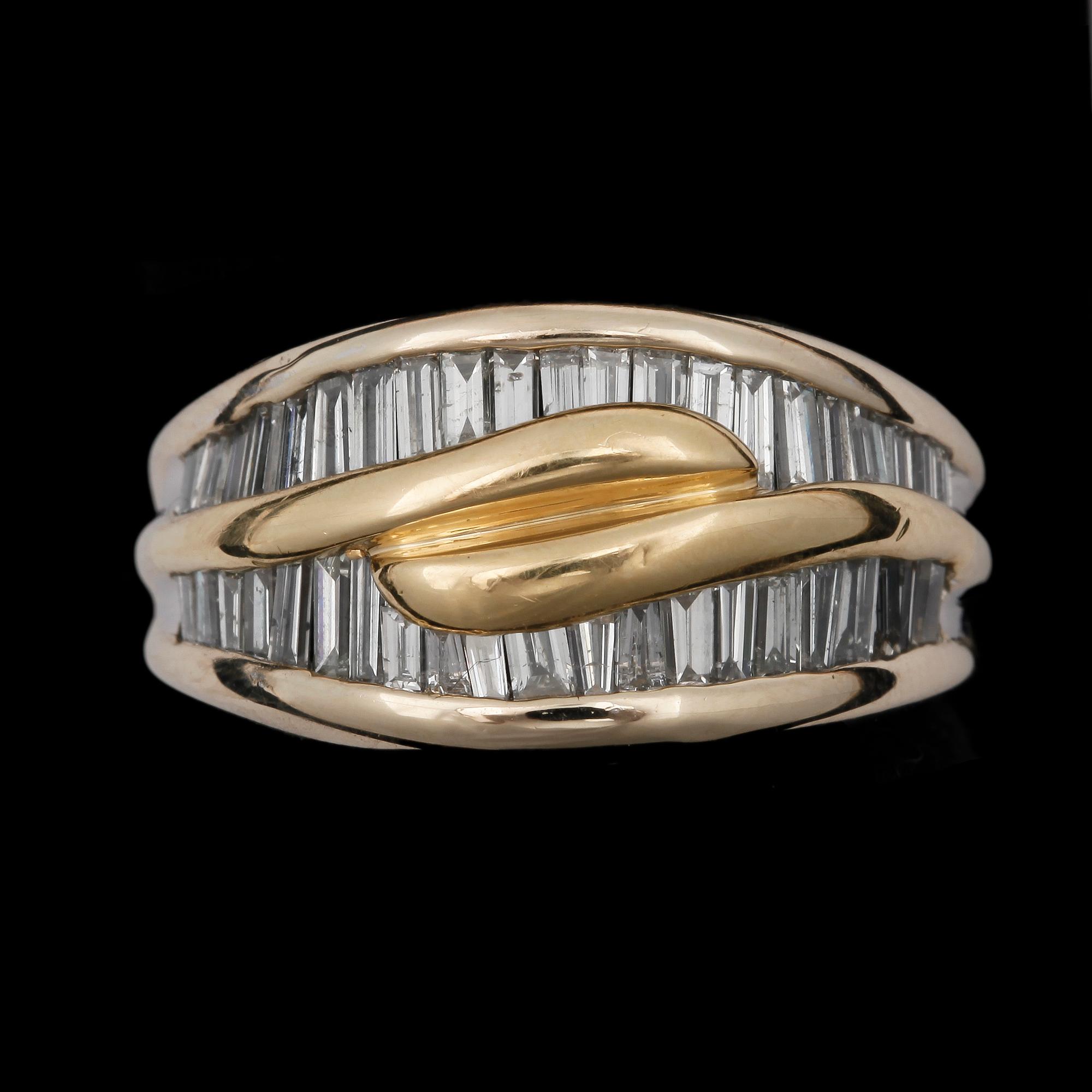 RING, 18k guld med baguettslipade diamanter tot ca1,75ct. 2000-tal. Vikt 10,6g.