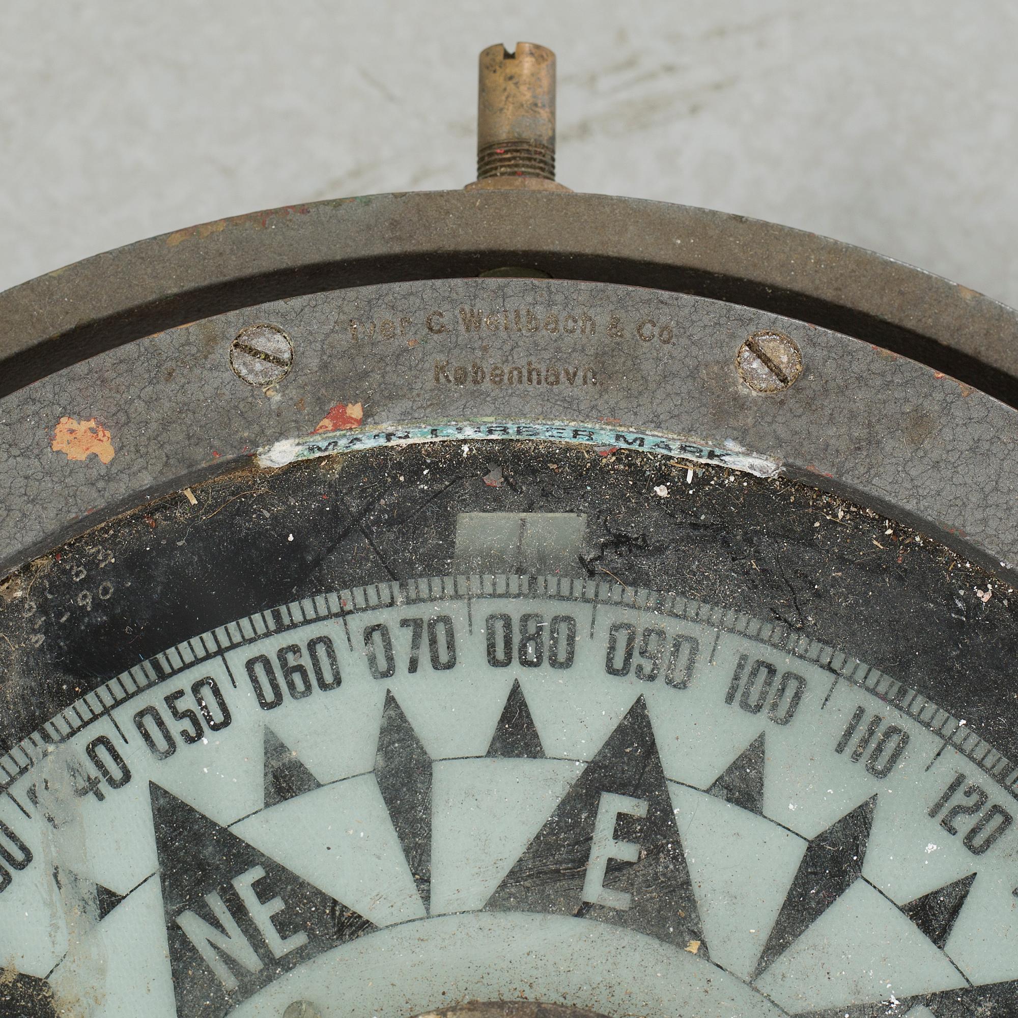 A ships compass from Iver C. Weilbach in Copenhagen, first half of the 20th century.