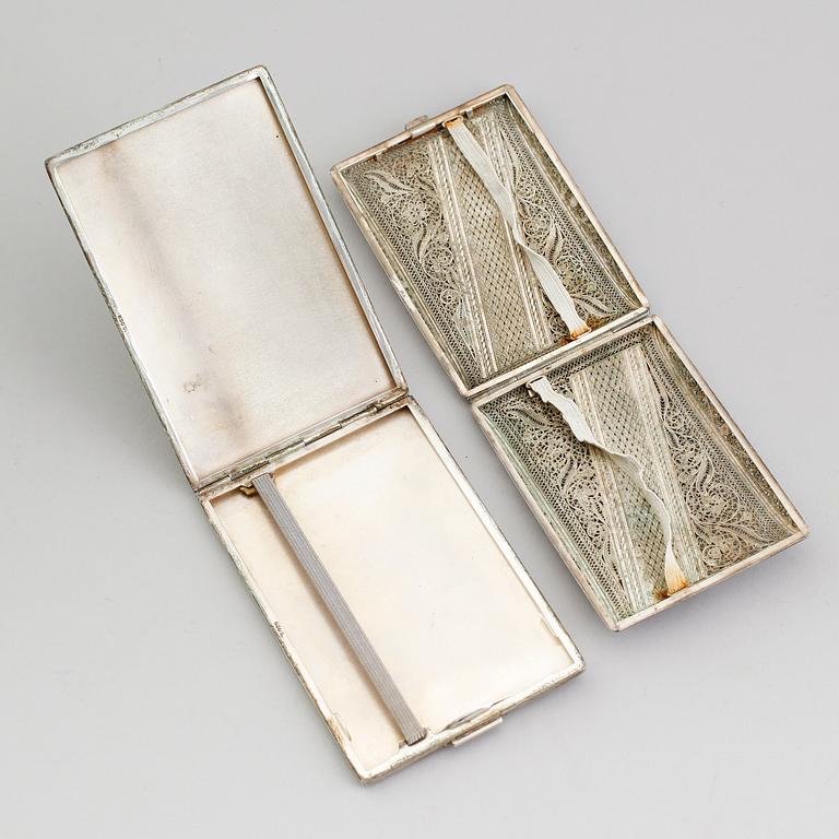 CIGARETTETUIER, 2 st, silver, 1900-talets första hälft. Vikt ca 308 gram.