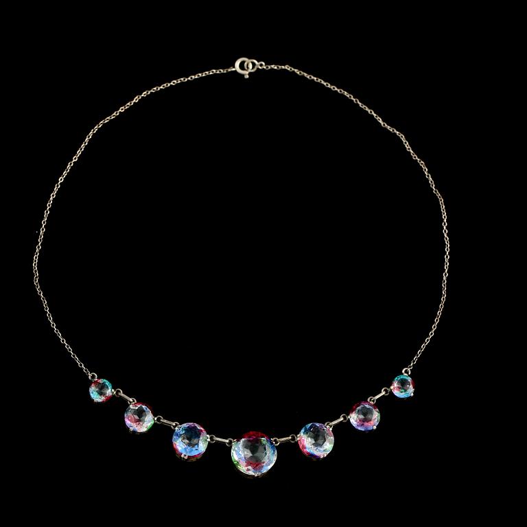 COLLIER, silver med fasettslipat olikfärgat glas. Vikt 13,0 g.