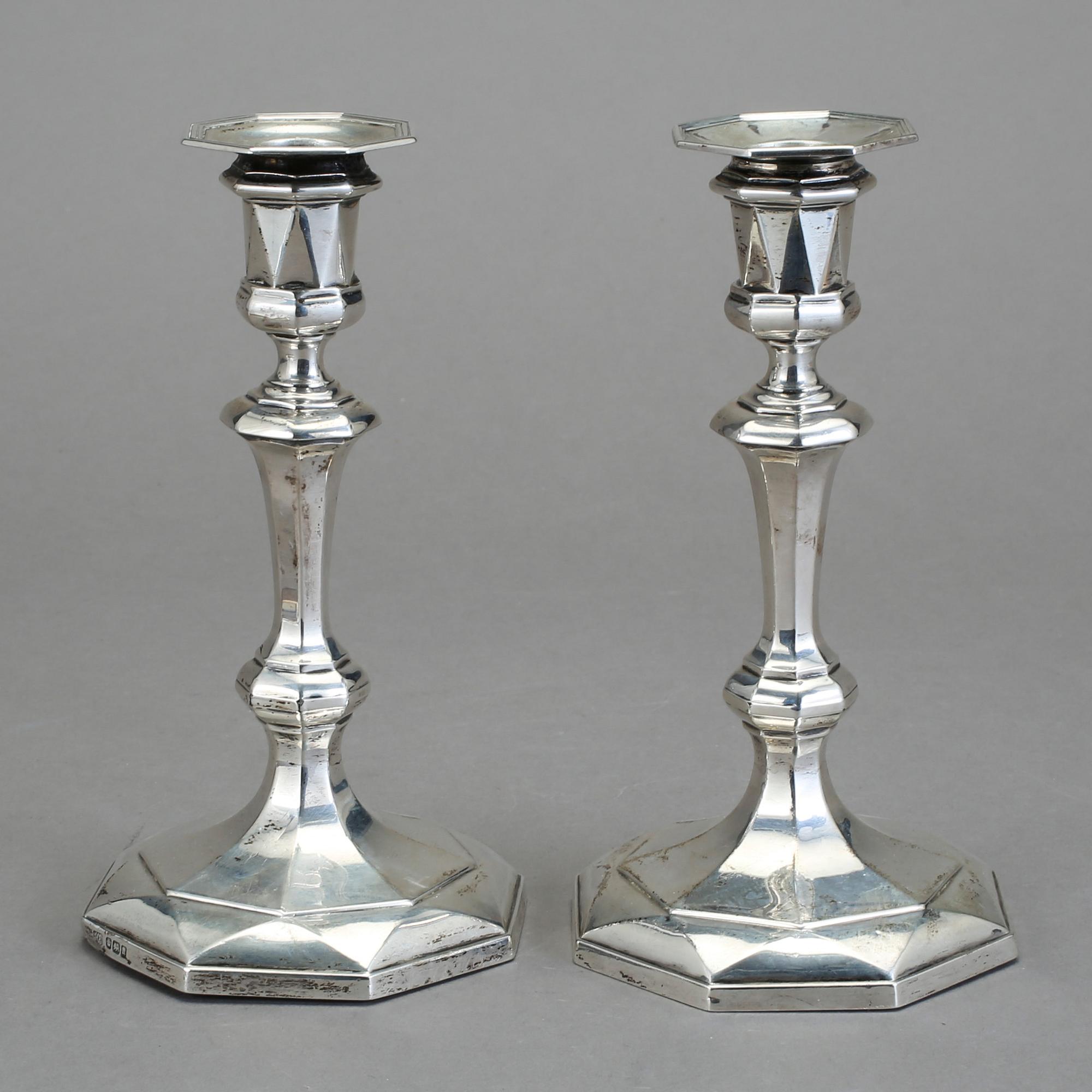 LJUSSTAKAR, ett par, silver, Hawksworth, Eyre & Co, Sheffield, England, 1912.