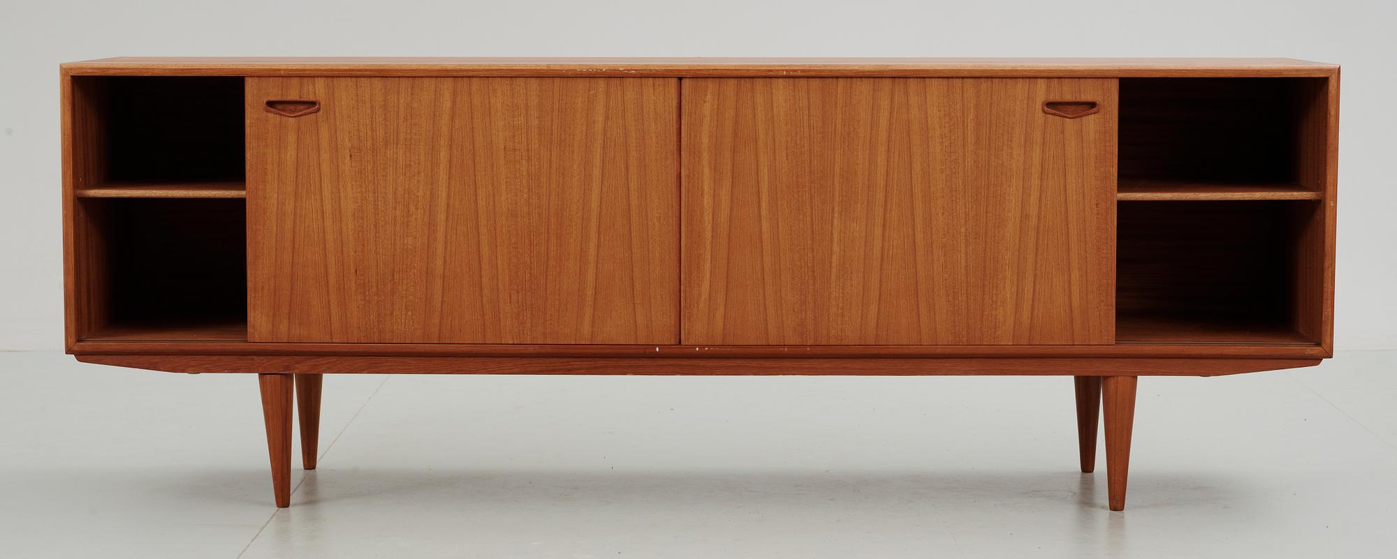 SIDEBOARD. Clausen & Son. Danmark. 1900-talets tredje kvartal.