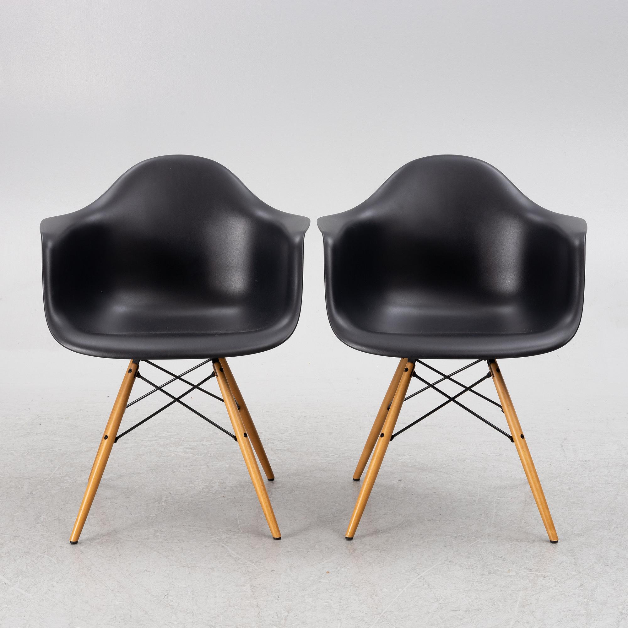 Charles & Ray Eames, stolar, ett par, "Plastic chair DAW", Vitra, Italien, 2015.