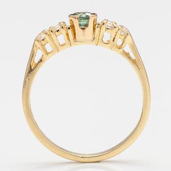 RING, 18K guld, grön safir, diamanter ca 0.24 ct tot. Finska importstämplar, 1987.