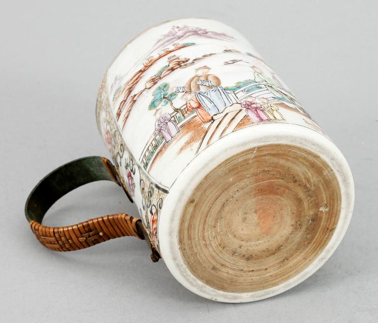 MUGG, porslin, Kina. Qianlong 1736-95.