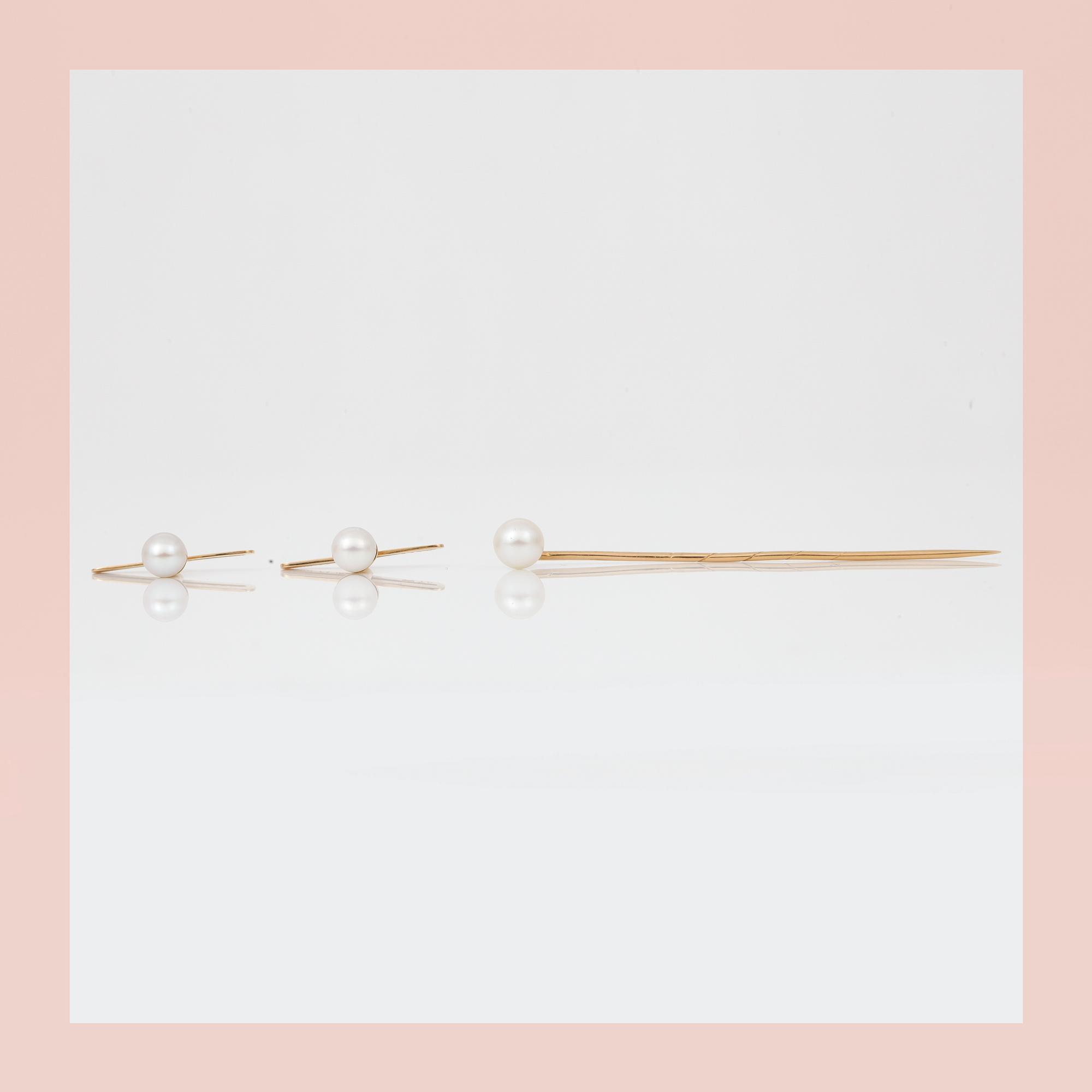 STICKPIN and a pair of TUXEDO BUTTONS, 18K gold and pearls.