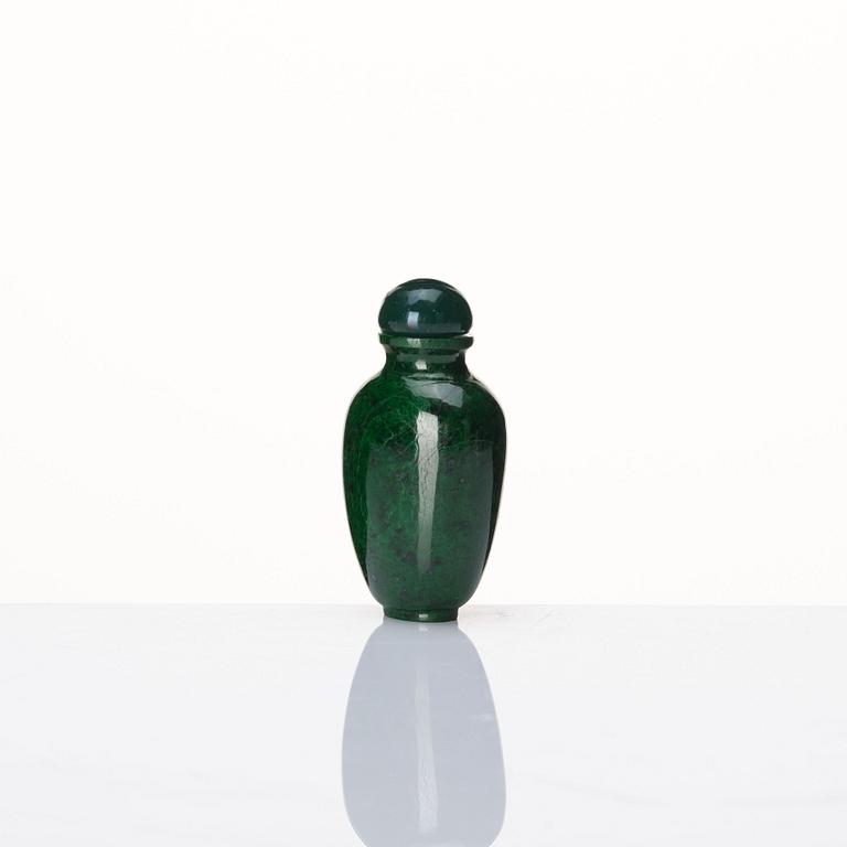 A Chinese jade snuff bottle with stopper, 20th century.