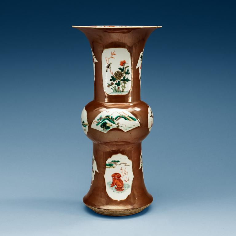 VAS, porslin. Qing dynastin, 1800-tal.