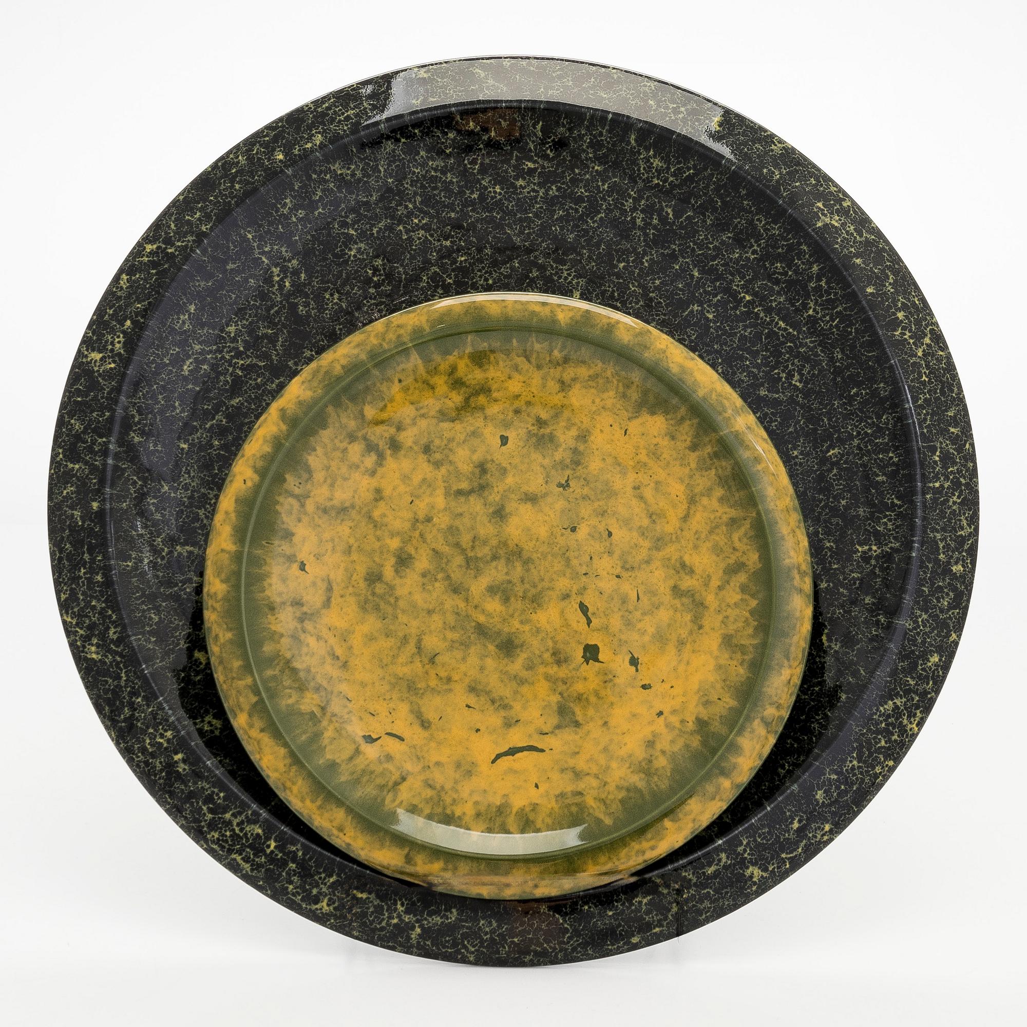 Fujiwo Ishimoto, Two porcelain dishes, Arabia 1990s.