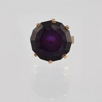 RING, 18K guld med fasettslipad ametist, Bern Böhme, Göteborg. Vikt 12,7 gram.