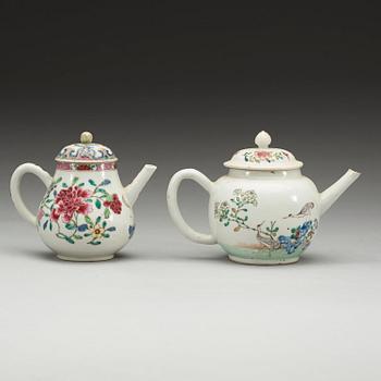 TEKANNOR, två stycken, kompaniporslin. Qing dynastin, Yongzheng (1723-35).