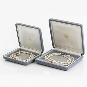 WA Bolin två collier odlade pärlor lås 18K vitguld med runda briljantslipade diamanter och rubiner.