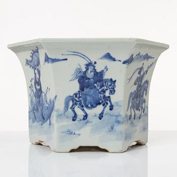 A Chinese blue and white porcelain flower pot, Qing dynasty, 19th century.