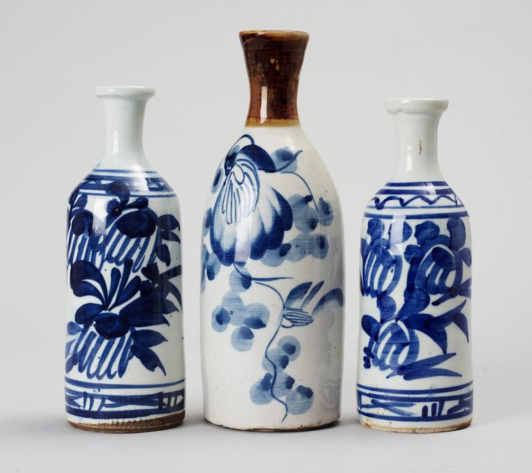 FLASKOR, 3 st, porslin, Japan, 1900-tal.