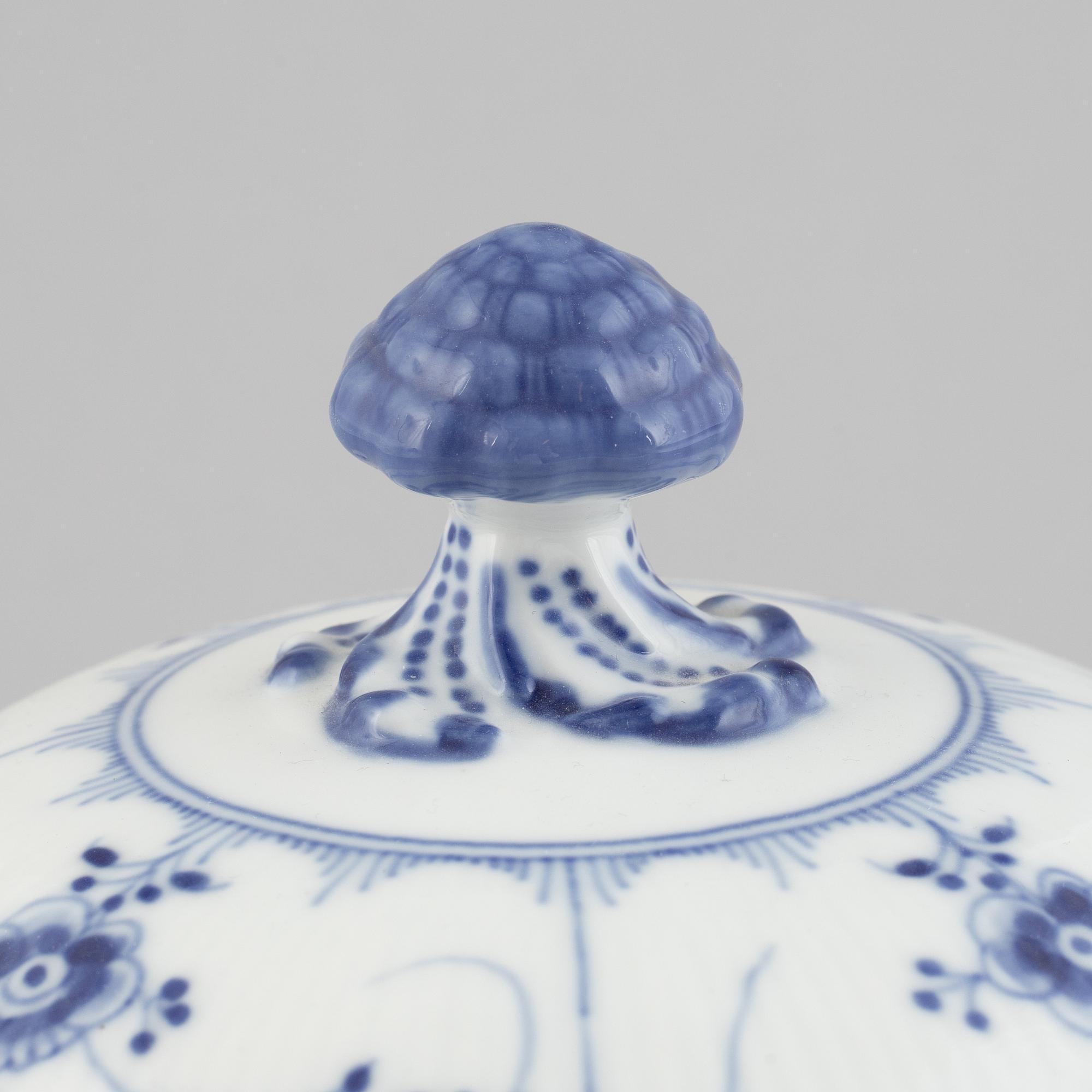 A 'Blue Fluted Half Lace' porcelain tureen with cover and stand / dish, Royal Copenhagen, model 601 and 666, 1898-1923.