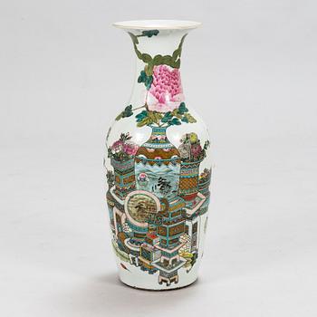 A large Chinese famille rose porcelain floor vase, eary 20th century.