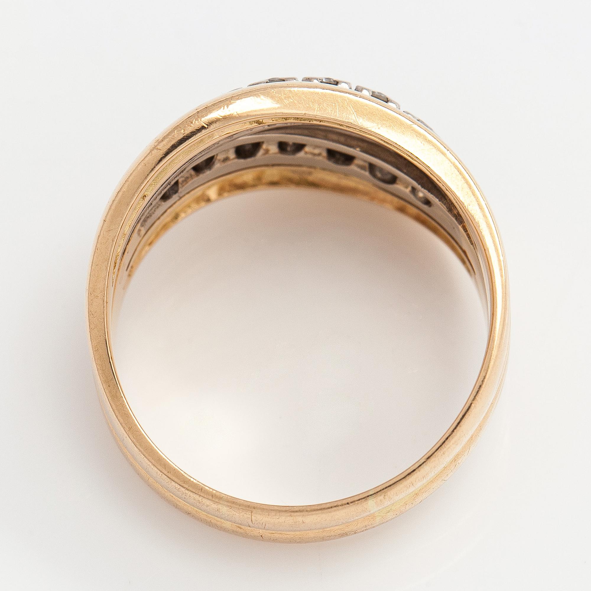 Ring, 14K guld och briljantslipade diamanter.