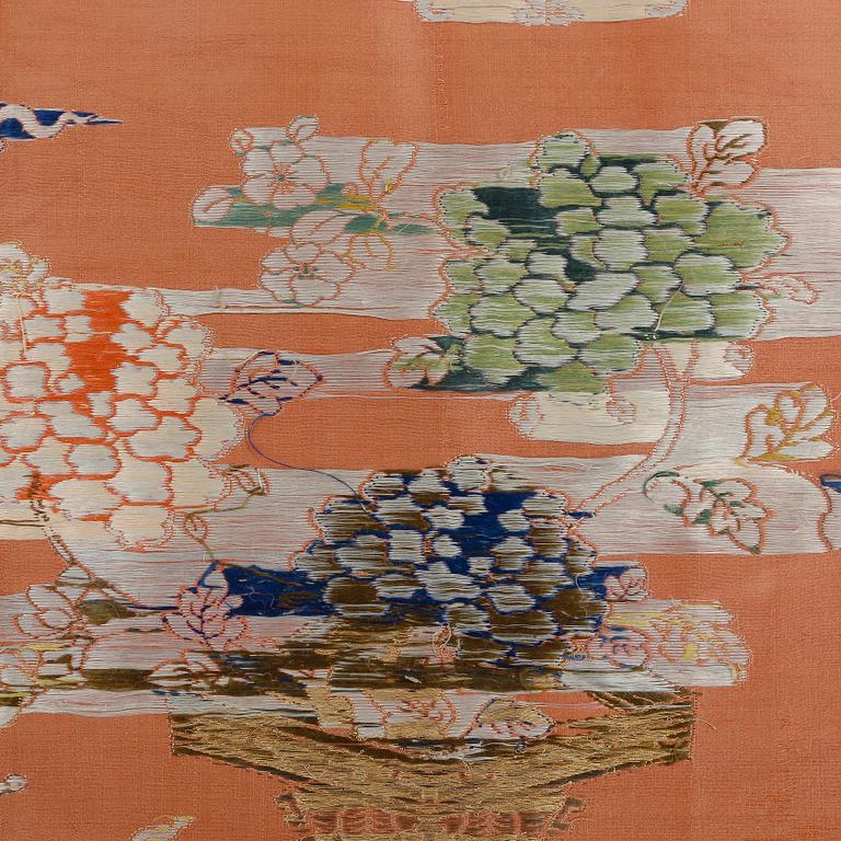 SIDENBRODERI, Kina, sen Qingdynasti. Ca 214x148 cm.