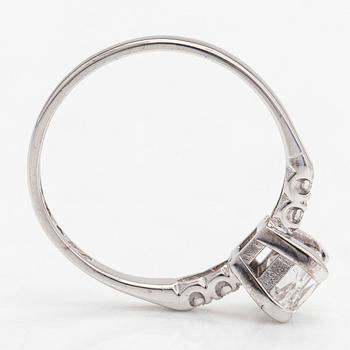 Ring, 14K vitguld, modifierad kuddslipad diamant ca 1.00 ct. GIA certifikat.
