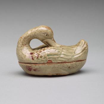 A celadon glazed jar with cover, late Qing dynasty.